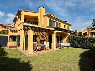 Doppelhaus  Carrer de josep martinell bruguera. Casa pareada con jardín privado y piscina comunitaria en llafran