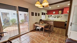 Casa a Tueda. Casa con patio muy cerca del centro