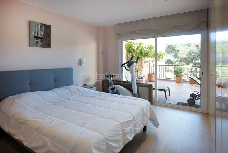 Foto c0b8bcf8-0c48-4fb9-88de-7f1b0886cf8d. Piso apartamento en primera línea de mar con terraza, plaza de aparcamiento y trastero en Sant Feliu de Guíxols