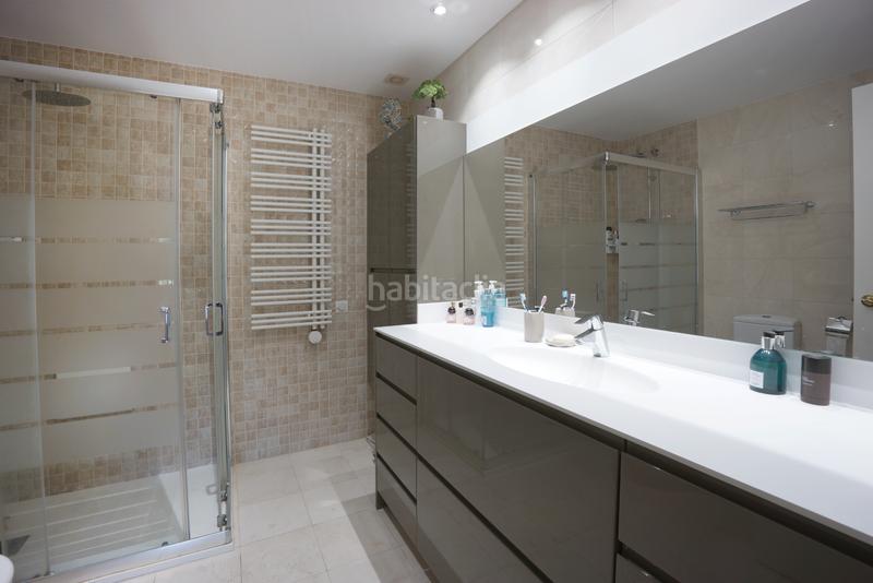 Foto ed8e90ca-2fb4-45d3-8165-234c71e6a21b. Piso apartamento en primera línea de mar con terraza, plaza de aparcamiento y trastero en Sant Feliu de Guíxols