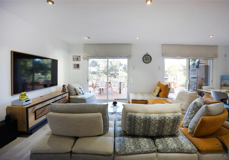 Foto fb7c3e04-b981-4a50-83b1-d2b22e82f609. Piso apartamento en primera línea de mar con terraza, plaza de aparcamiento y trastero en Sant Feliu de Guíxols
