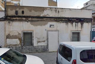 Reihenhaus in Calle juan de cervantes 18. Casa haciendo esquina que necesita reforma