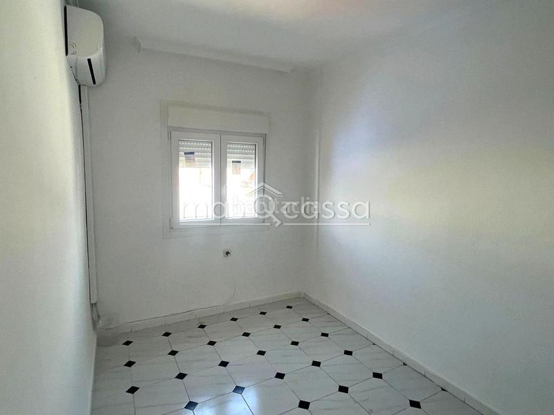 Foto b9476dd9-7509-4cd1-af6d-b7c633a6a821. Alquiler piso  en barriada de periañez en San José-San Bernardo Línea de la Concepción (La)
