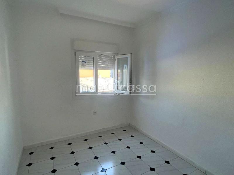Foto c5266b8a-3ab4-4464-b720-8b87ec0d8ce5. Alquiler piso  en barriada de periañez en San José-San Bernardo Línea de la Concepción (La)