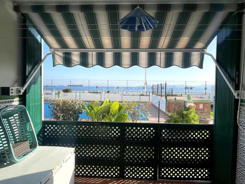 Foto 08f473fc-020a-4e54-a63f-371a4a15da8f. Planta baja apartamento en primera línea de playa. en San Roque