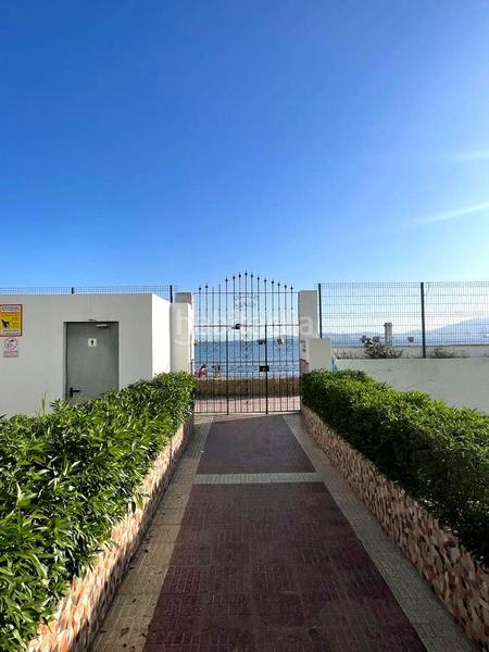 Foto 500b5a20-1b7a-41c0-80c0-6d2602a31f1b. Planta baja apartamento en primera línea de playa. en San Roque