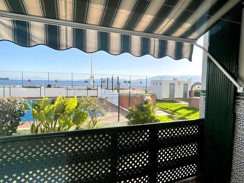 Foto ff3d90e2-2d79-4a5c-9783-454696c5a3b8. Planta baja apartamento en primera línea de playa. en San Roque