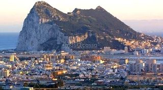 Pis en Santa B�rbara-Ciudad Deportiva. Piso en el centro de la l�nea.