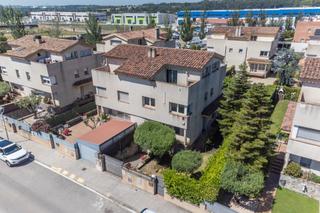 Semi detached house in Carrer can terres 110. Casa en venda en la garriga
