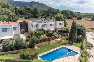 Casa adossada  Passeig de la pau. Casa en venta en cànoves i samalus