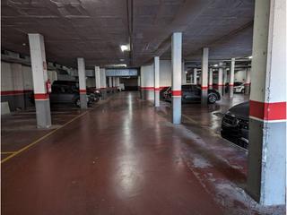 Car parking  Ancianitat. Amplio, para coche