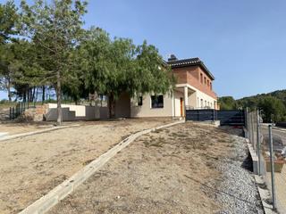 Casa aparellada a Sant Muç. Nueva a estrenar, con amplio terreno