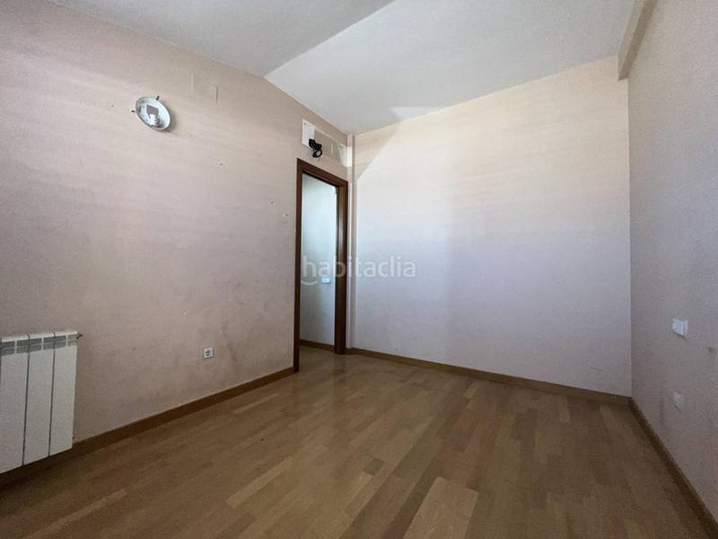 Foto 0a9a8e8c-9371-4134-82c6-f7e22175d517. Piso en venta dúplex con dos plazas de garaje incluidas, en zona escoles, en Terrassa