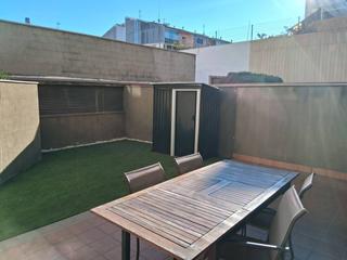 Lloguer Pis a Cementiri Vell. Con amplio patio a pie de comedor, parking incluido