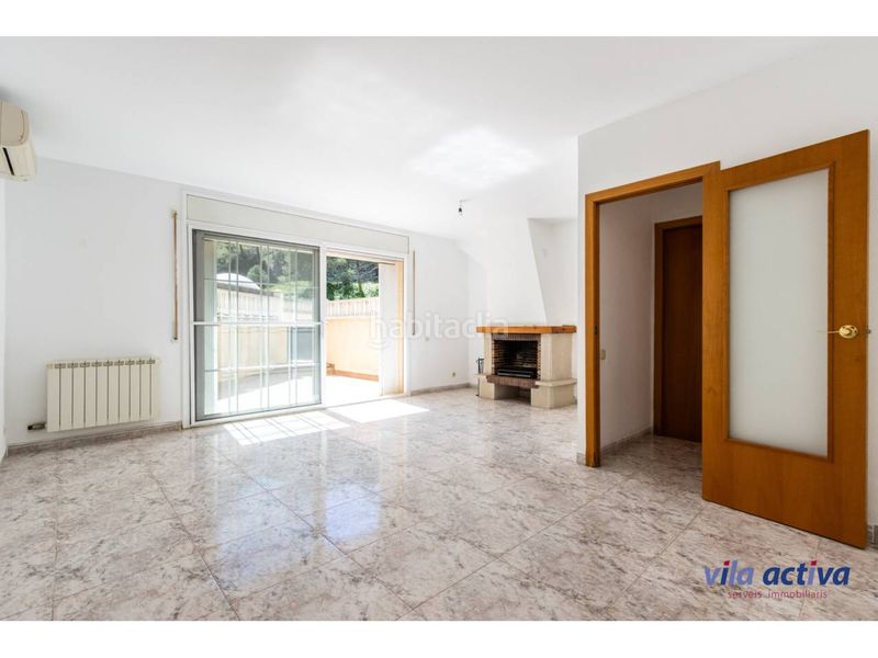 Foto bed83df6-643e-4851-bd28-8732fc792266. Casa con patio, garaje y piscina comunitaria en Viladecavalls