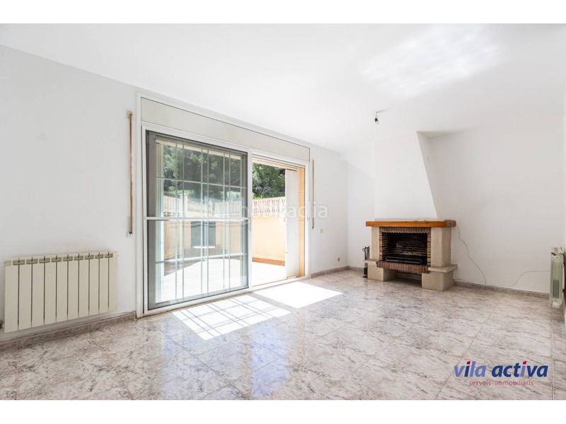 Foto fa727425-75d3-45a4-bdac-e24d2bcb1c6f. Casa con patio, garaje y piscina comunitaria en Viladecavalls