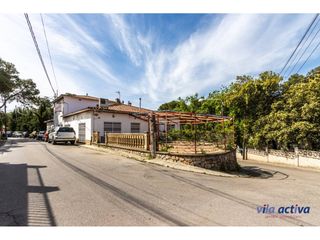 Chalet à Vacarisses. Con amplio local, garaje, patio y terraza