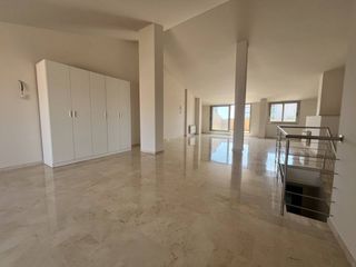 Affitto Duplex in Barri del Centre. Muy amplio, con 2 terrazas, y balcón