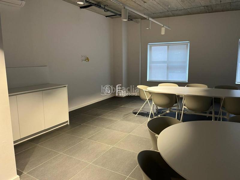 Foto 090522a1-f585-4477-b27f-5bfe94a440f3. Alquiler local comercial alquiler de local comercial capital, eix comercial calle magdalena, posibilidad instalar salida de humos. en Lleida