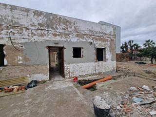 Masia  N/a. Se vende solar de 400m2 con casa para reformar de 120m2 en la at