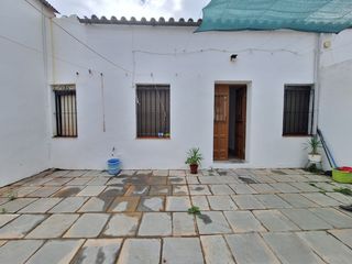 Chalet in Puente Mayorga-Campamento. Se vende amplia casa con patio