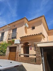 Xalet a Urbanizacion el paraiso 59. Se vende casa adosada con jardin en urbanizacion el paraiso