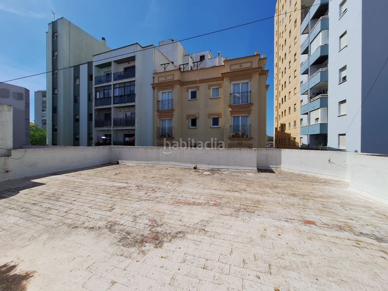 Foto e9785bfb-92fd-47bf-bbe8-1380f656c1b4. Edifici a calle san josé 8 a Santa Bárbara-Ciudad Deportiva Línea de la Concepción (La)