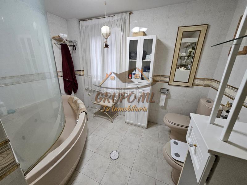 Foto e6c58680-0a20-496d-bbaf-a3023be380ba. A tre livelli con riscaldamento parcheggio piscina in Jaén