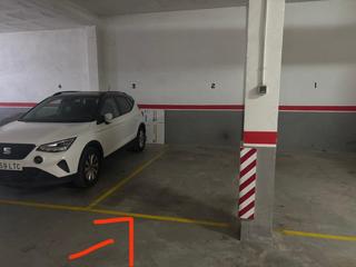 Aparcament cotxe a Vilamarina. Plaza de garaje para coche grande