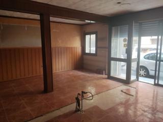 Local Comercial a Castell-Poble Vell. Local con derecho a cambio de uso