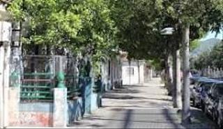 Casa adossada a Bon Pastor. Casa reformada íntegramente