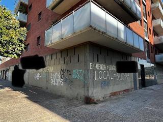 Location Local commercial  Carrer de les llevadores. Local comercial diáfano con acabados de obra.