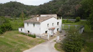 Masia  Diseminado afueras. Masia rústica a reformar con muchas posibilidades.