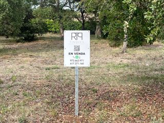 Terreno residencial en Carrer pla de l'estany 3. Venta parcela en urbanización mas llunes.