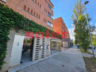 Location Local commercial  Puig i cadafalch. Local comercial en ubicación privilegiada frente al parque de la