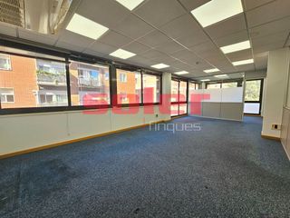 Office space in Carrer de borrell 37. Oficina esquinera con una superficie �til de 106 m
