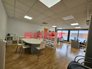 Office space in Carrer d'orient 78. Oficina con terraza y alta rentabilidad � inversi�n segura en sa