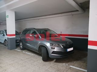 Aparcament cotxe  Carrer de borrell. Plaza de parking en calle orient, ubicada en edificio de oficina
