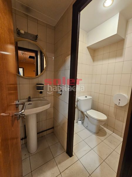 Foto e8cbe208-327c-4691-a474-bd0dcfda08dc. Alquiler local comercial  de 90 m² en alquiler en pleno centro (no actividad restauración) en Sant Cugat del Vallès