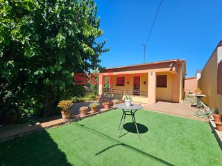 Casa  Carrer de l'oreneta. Casa unifamiliar amb jard� en dues parcel�les: habitatge + parce