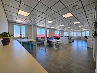 Location Bureau  Avinguda electricitat. Oficina esquinera en última planta – lista para entrar a trabaja