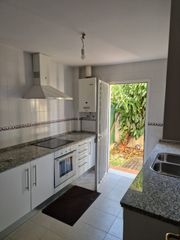 Affitto Casa  Calle chile. Vivienda adosada bien ubicada lista para entrar.
