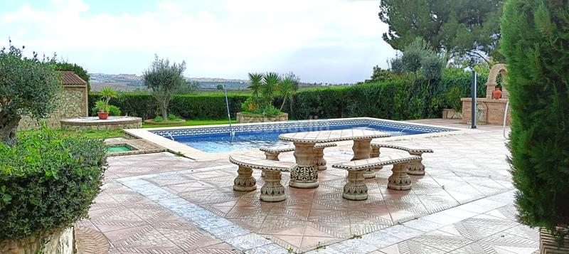 Foto 9a4bf235-da12-4649-8f14-10ac357496a0. Chalet avec parking piscine dans Espartinas pueblo Espartinas