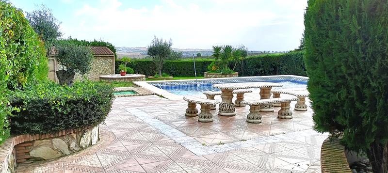 Foto 9f1d0f7f-5de6-4239-a809-e3f84d5ac138. Chalet avec parking piscine dans Espartinas pueblo Espartinas