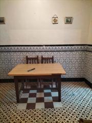 Casa adossada a Plaza del barrio 3. Atención casa de pueblo de una planta. excelente ubicación.