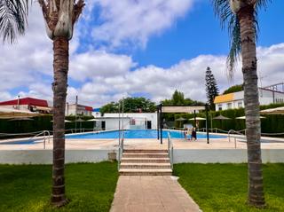 Maison jumelée  Calle urbanización el señorío. Fantástica casa pareada con jardín, piscina y zona comunitaria e