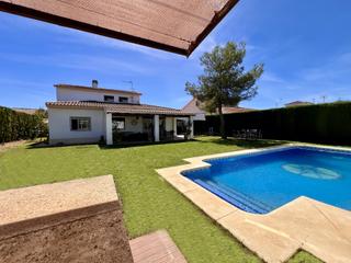 Chalet  Calle desmarojadores. Espectacular chalet independiente con piscina en una sola planta