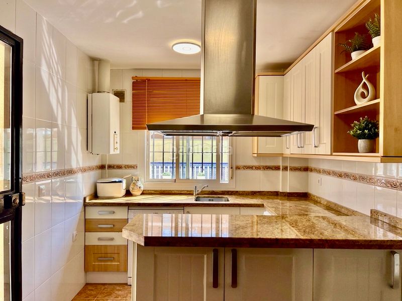 Foto 2178b536-938a-4e1a-a6cb-15711686b27c. Xalet amb xemeneia aparcament piscina a Espartinas pueblo Espartinas