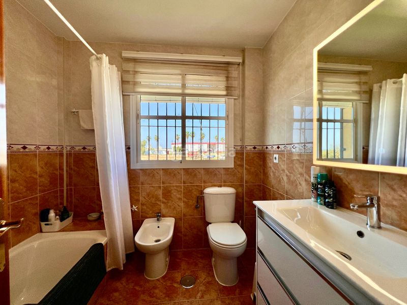 Foto 89930cf5-e1f5-4fd5-8880-898e9e2646e9. Xalet amb xemeneia aparcament piscina a Espartinas pueblo Espartinas