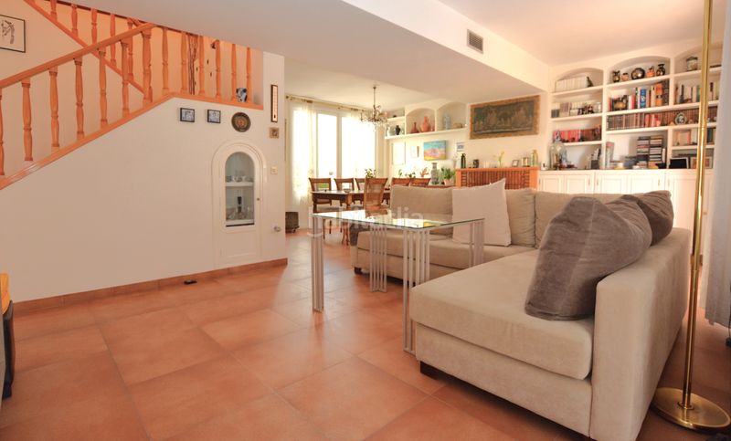 Foto 00ed78bc-9fb5-4e1d-aedd-d4f670cc5f1d. Casa pareada premiere servicios inmobiliarios le ofrece un pequeño oasis en pleno corazón . en Mairena del Aljarafe